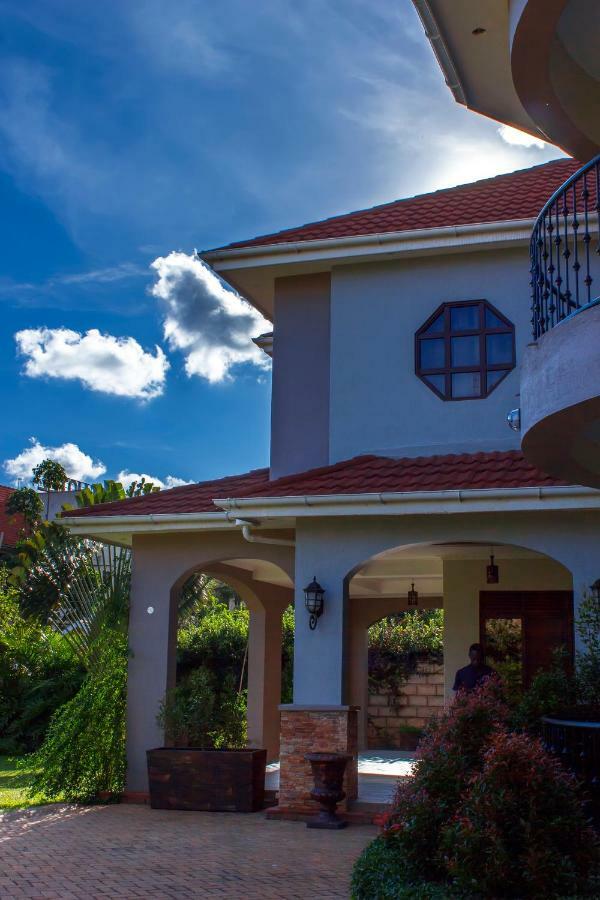 Akasu Bed And Breakfast Kampala Bagian luar foto