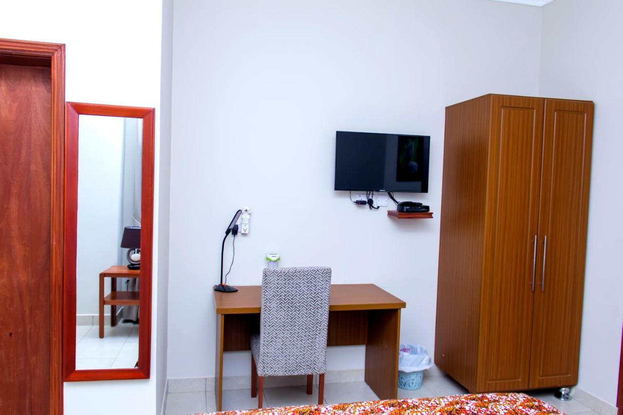 Akasu Bed And Breakfast Kampala Bagian luar foto